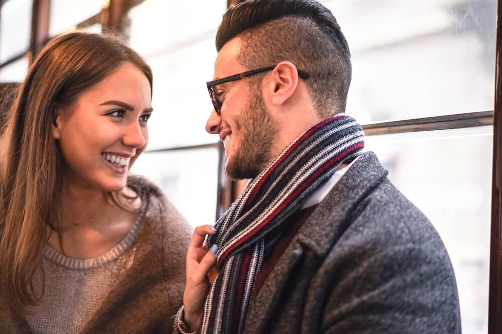 Wieso Männer das Flirtinteresse von Frauen oft falsch einschätzen